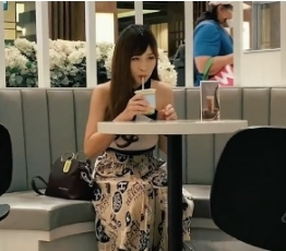 大龄剩男《探花阿坤》泰国路边搭讪喝咖啡的极品美女