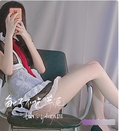 Twitter网红《鱼子不吃芋泥》女仆装扮展示大长腿