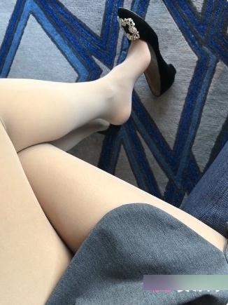 微密圈足控女神《甜桃瑶瑶》迷人的丝质袜子高跟鞋