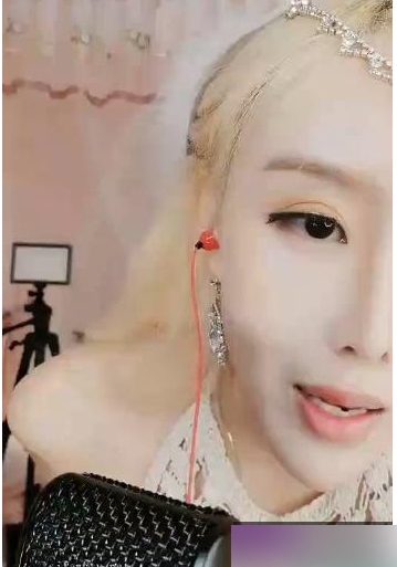 人气女歌手《热鲨》高价收费房直播回放