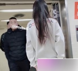 推特户外网红《QT浅笑》人前视频