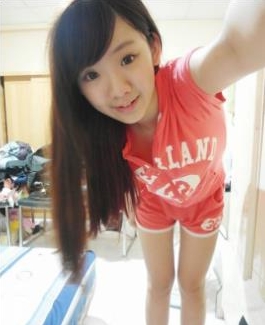 19岁粉嫩妹妹的私房写真视频