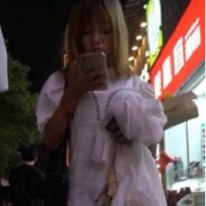 旗袍美女刚约会完，无内逛街近距离观看小嘴的变化