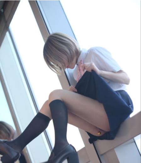 某推超人气老网红宅男最期待的浮力姬（KilledHypocrisy_烟雾）最新视频图片合集[10三人游戏-6V-874M]