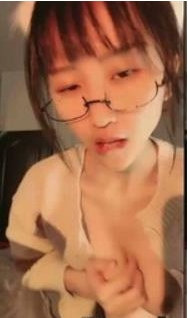 虎牙新晋超人气稀缺资源大学在读高颜值清纯脸反差学妹【极品】（大二学生眼镜妹）绝版有尺度自嗨合集[17GB]