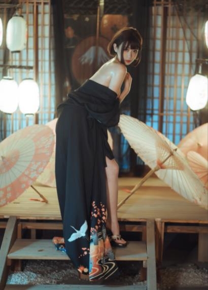 某推超高人气新晋网红Coser博主超高颜值美女(奈汐酱)最新散播稀缺资源合集