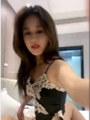 秀人网小仙女级别的新人网红（李鹿林）黑色吊带泳衣自拍照简直太撩人了！[4V-2.2G]