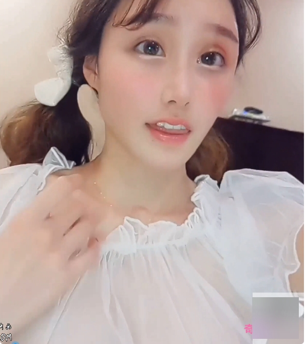 微博早期甜妹（歆哥哥）白纱网袜自拍，清纯性感的完美融合