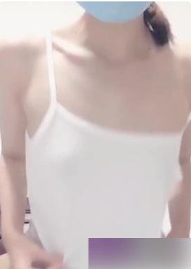 单纯高中女生辍学在家直播，大胆展示娇嫩身材取悦粉丝【480MB】