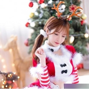 斗鱼神仙颜值女神（王羽杉）圣诞写真，五官精致眼神灵动娇俏