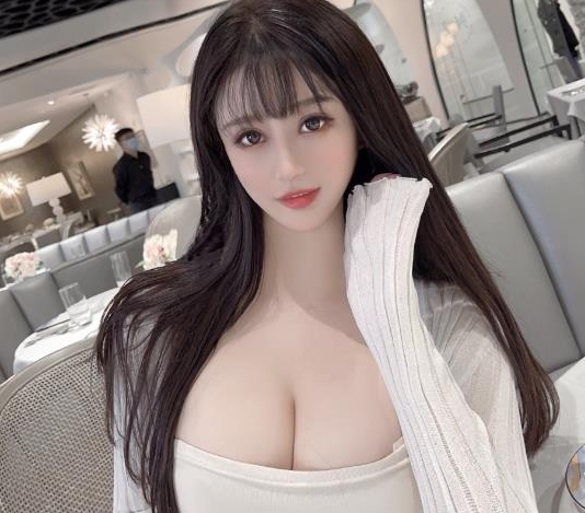 九头身网红美女展示长腿胸前软肉翘臀,引爆人气