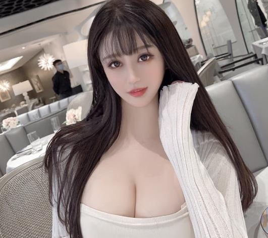 九头身网红美女展示长腿胸前软肉翘臀,引爆人气