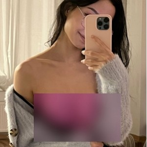 健美身材的清纯甜美女神alyss的私拍照片，含有打粑粑内容，其中有一张照片是不明液洗脸的画面，还有一张是和B脸同框的合照，另外还有紫薇的照片和榨豆浆的视频。这些