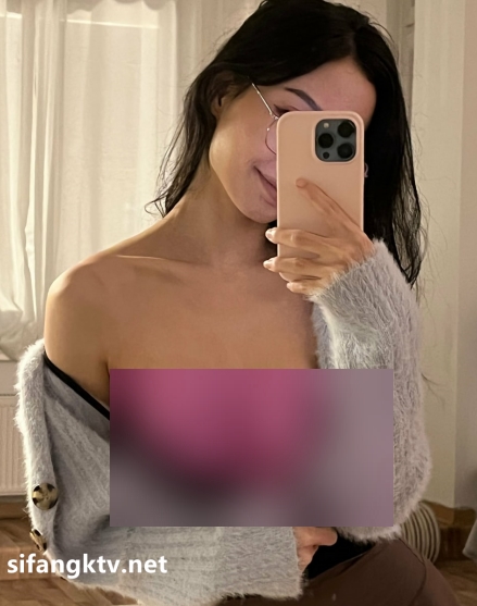 健美身材的清纯甜美女神alyss的私拍照片，含有打粑粑内容，其中有一张照片是不明液洗脸的画面，还有一张是和B脸同框的合照，另外还有紫薇的照片和榨豆浆的视频。这些内容可以在百度盘上找到。