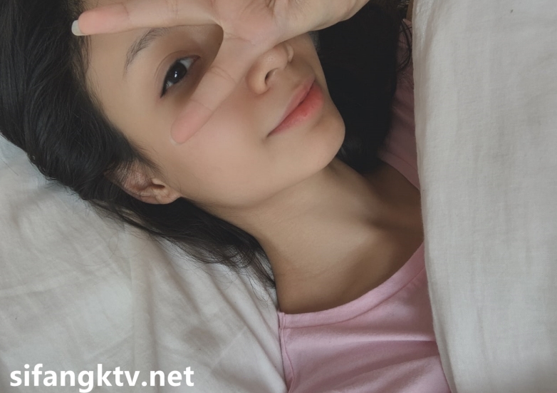 健美身材的清纯甜美女神alyss的私拍照片，含有打粑粑内容，其中有一张照片是不明液洗脸的画面，还有一张是和B脸同框的合照，另外还有紫薇的照片和榨豆浆的视频。这些内容可以在百度盘上找到。