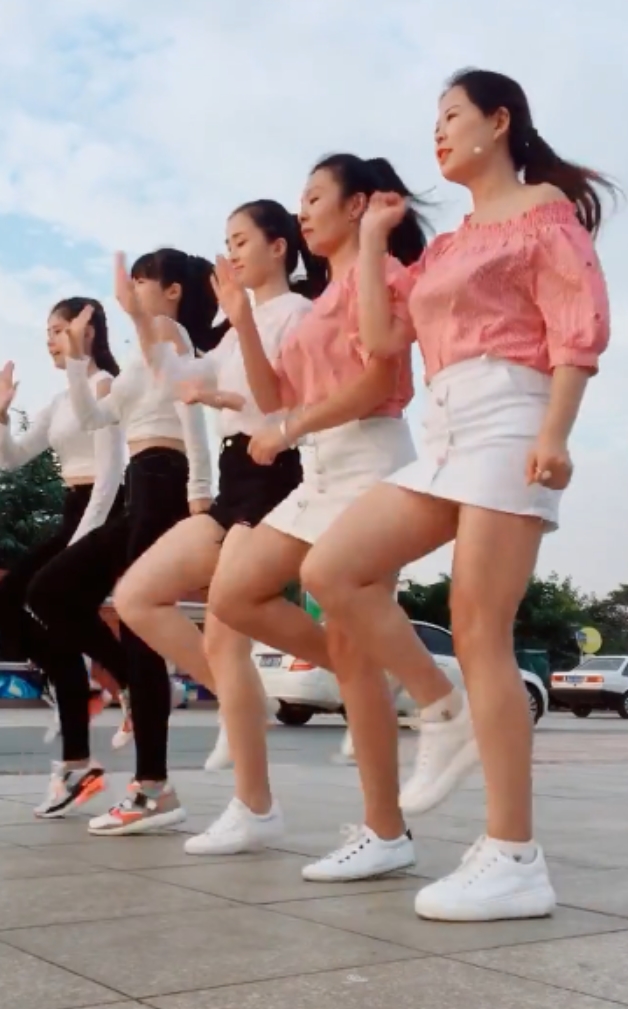 小丽的努力和热舞才能，613抖馒头舞的熟女魅力，小丽妹妹的性感热舞，少妇抖胸舞的诱惑力