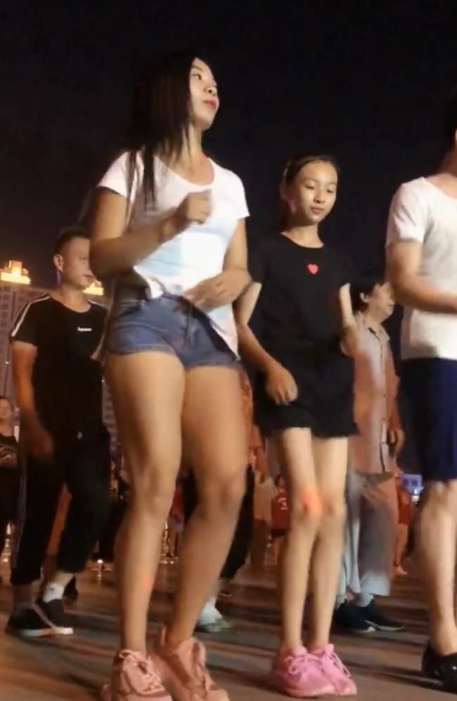 小丽的努力和热舞才能，613抖馒头舞的熟女魅力，小丽妹妹的性感热舞，少妇抖胸舞的诱惑力