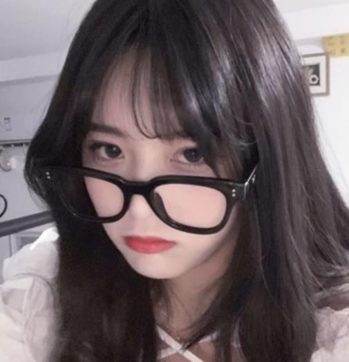 抖音眼镜妹妹线下私拍