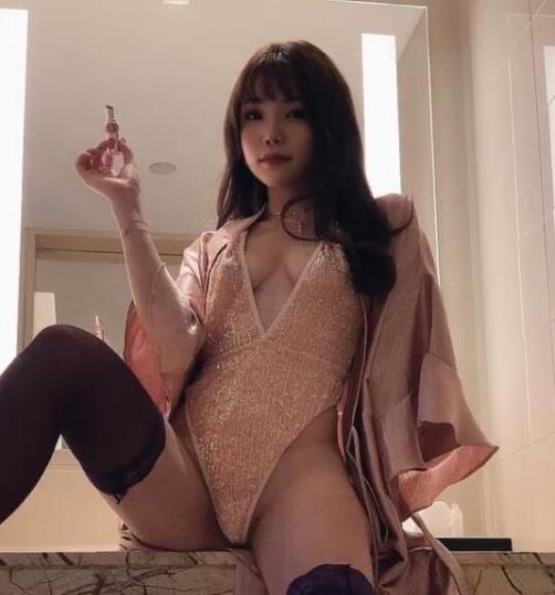 芝芝body2021年的推特红人街拍合集