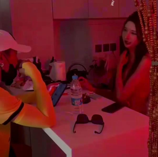 网红主播欣桐诱惑美团小哥的颜值巅峰表演