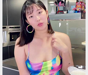 留学生欧祖儿穿着高跟鞋和长裙在厨房与男同学进行激烈战斗