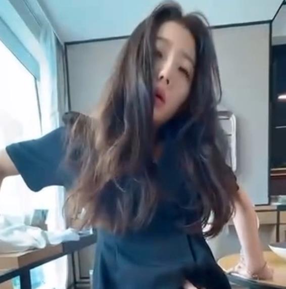 精选警花张津瑜视频作品，8个版本，总450兆，颜值竿娆让人心动