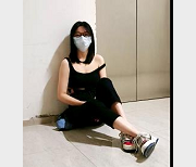 楼道挑战小情侣自拍视频，时长2分10秒，火爆网络！