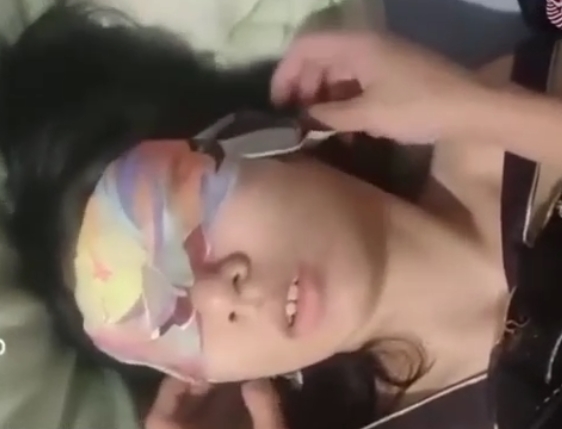 可爱妹子家三人游,无屏障爆撩