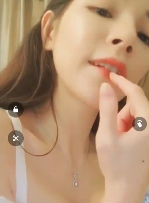 网红哆啦直播尺度大，白嫩身材惊艳，视频1.1G豪华合集