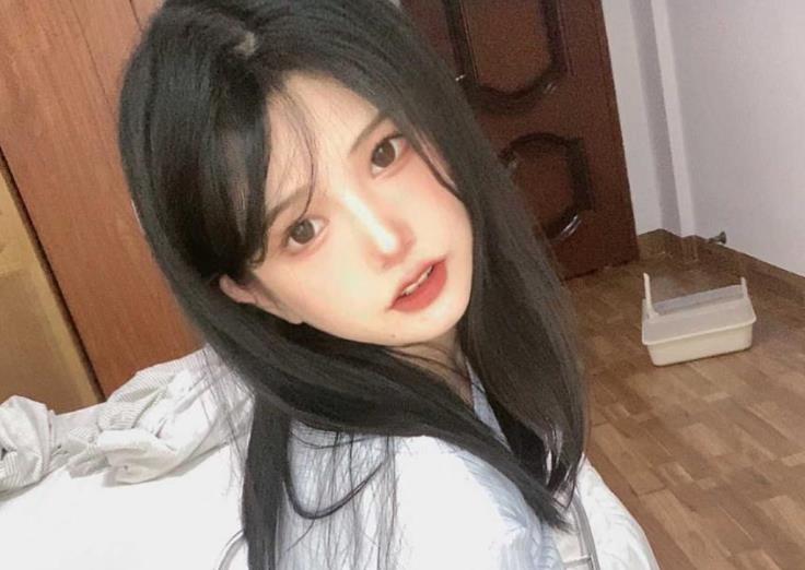 倦倦喵：女神皇帝套视频合集，少女枪械师热舞尺度付费