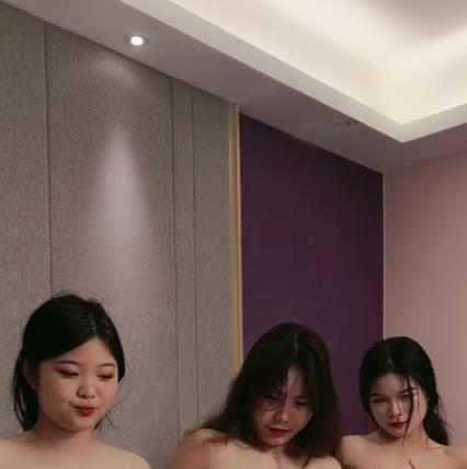 男力战三女-浴室跪地吃D[1V-1.4G]，多人游用嘴C