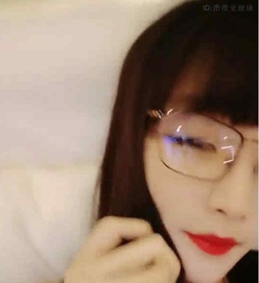 微博红人袁莉:可爱眼镜妹高情绪合集