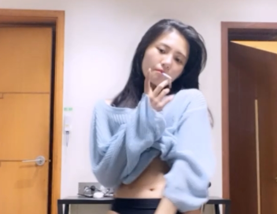 重金定制：身材无敌美女姐妹花出租房PK热舞，8V+1.23G百度盘