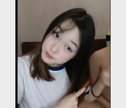 清纯长发美女：内外兼修的美丽符号