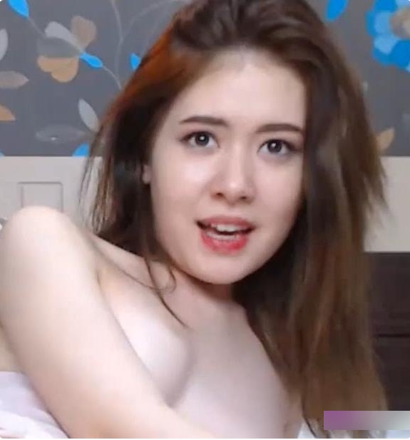 火爆亚裔女孩惊呆宅男