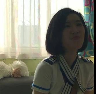 大学生气质女孩回家压力释放,服装大长腿惊艳颜值竿娆与男友甜蜜互动,观看视频感受青春活力
