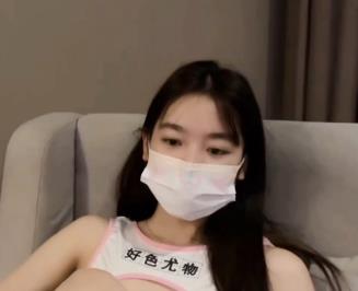 “优米酱：全脸自拍，S劲十足，战争痕迹下的美丽”