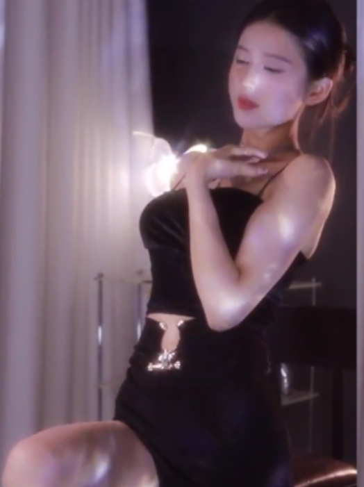 但却只能通过这种方式来维持生计。希望大家可以欣赏她的表演，同时也能够理解她背后的辛酸和付出。