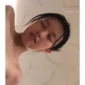 清纯学生妹娜美楼梯自拍高清版，各种无圣光，三维拍摄专业摄影机记录，分手故事揭秘