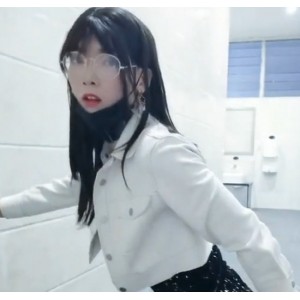 新清纯女神修洞大公然！眼镜长腿女孩无视懵逼，清洁大妈淡定观望视频曝光