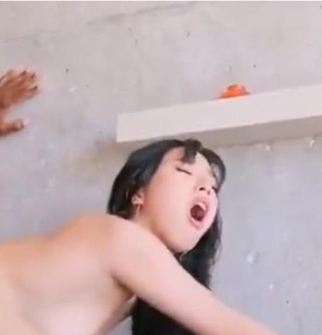 美女穿着漂吝跟鞋展现出迷人的视角,搭配着白丝袜,表情诱人,给人带来强烈的冲击。