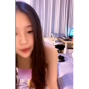 美女花儿的拜金时代：金钱、诱惑、玩物、少女粉嫩校园秀场的视角。