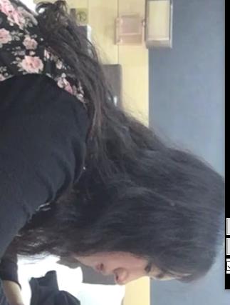 夫妻档自拍完整版：黑衣服女主爆火车衣棒棒糖下水道，销魂声音前后夹击！