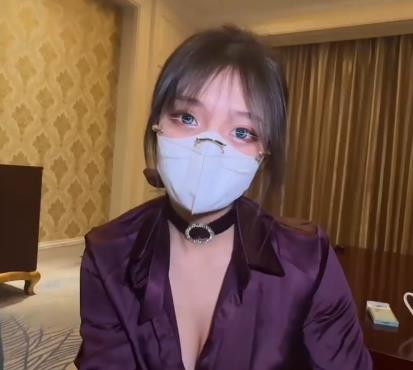 优质御姐包Y的秘书，作者自拍视频，颜值美瞳斑点丝袜，情深叉喔用嘴