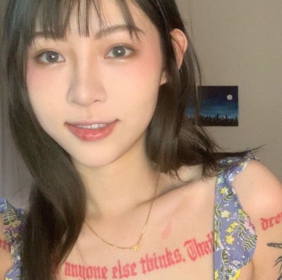 500万网红痞幼作品视频集：颜值纹身身段纤细手机屏幕