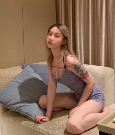 500万网红痞幼作品视频集：颜值纹身身段纤细手机屏幕