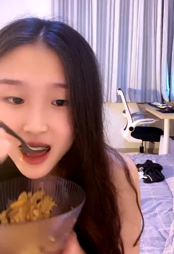 清纯美少女爱献身，粉嫩多汁一级棒！老驾驶员学生妹粉粉车头灯，乳汁人行道紧致苞欲放，第一视角奇妙感！837M精彩奇遇