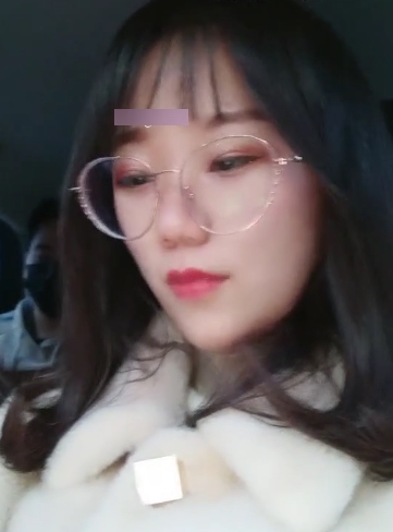 四眼美眉在公园随便找一个陌生人弄927mb百度云