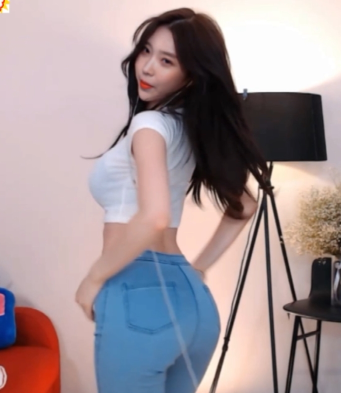 群星脱衣舞台合集，IU、Lisa等舞者精彩表演，视频大小300MB，百度盘下载