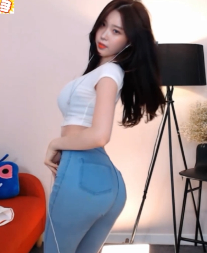 群星脱衣舞台合集，IU、Lisa等舞者精彩表演，视频大小300MB，百度盘下载